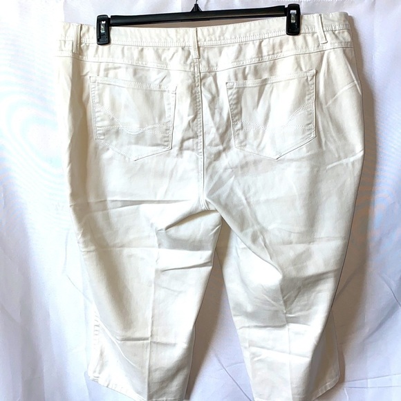 Roz & Ali Plus Size Jean Capris - Picture 2 of 9